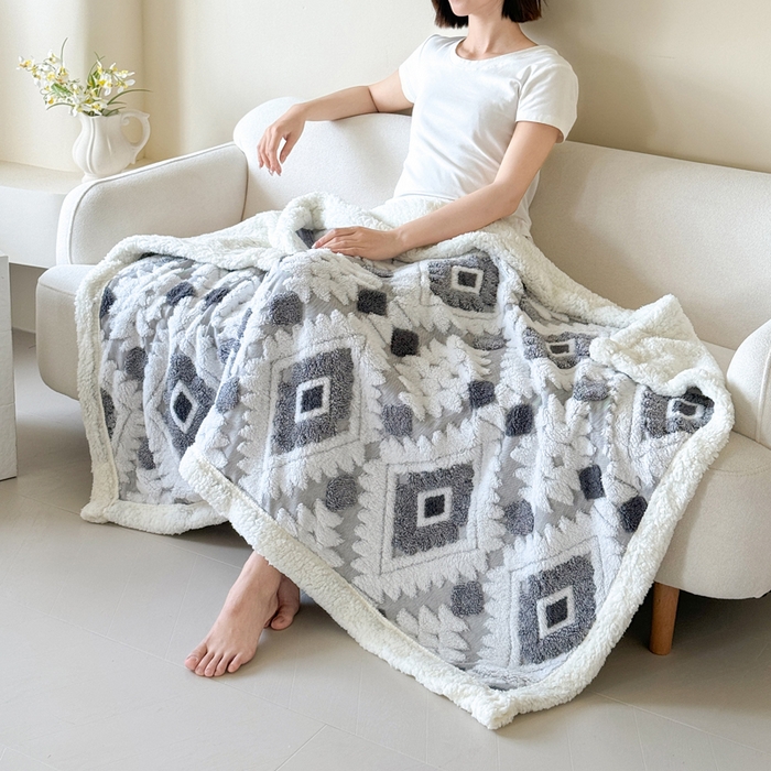 91家纺网 家纺一手货源 找家纺 梵克保罗 2025新款轻奢阳离子提花镂空塔芙绒羊羔绒保暖午睡双层毛毯办公室盖毯 灰色