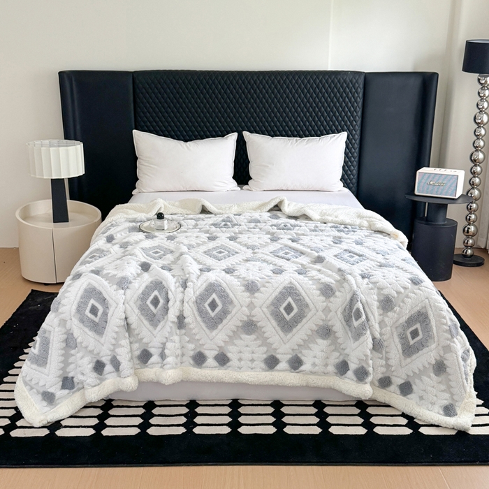 91家纺网 家纺一手货源 找家纺 梵克保罗 2025新款轻奢阳离子提花镂空塔芙绒羊羔绒保暖午睡双层毛毯办公室盖毯 浅灰