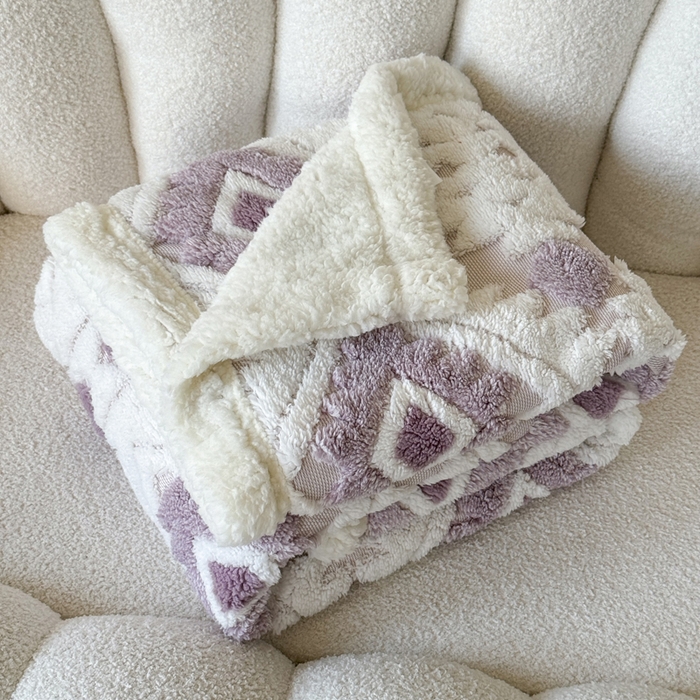 91家纺网 家纺一手货源 找家纺 梵克保罗 2025新款轻奢阳离子提花镂空塔芙绒羊羔绒保暖午睡双层毛毯办公室盖毯 浅紫