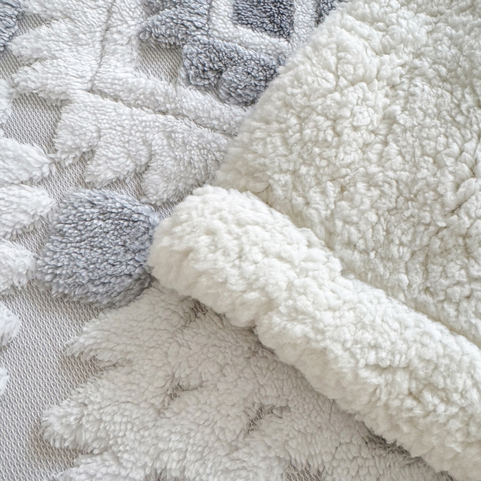 91家纺网 家纺一手货源 找家纺 梵克保罗 2025新款轻奢阳离子提花镂空塔芙绒羊羔绒保暖午睡双层毛毯办公室盖毯 浅灰