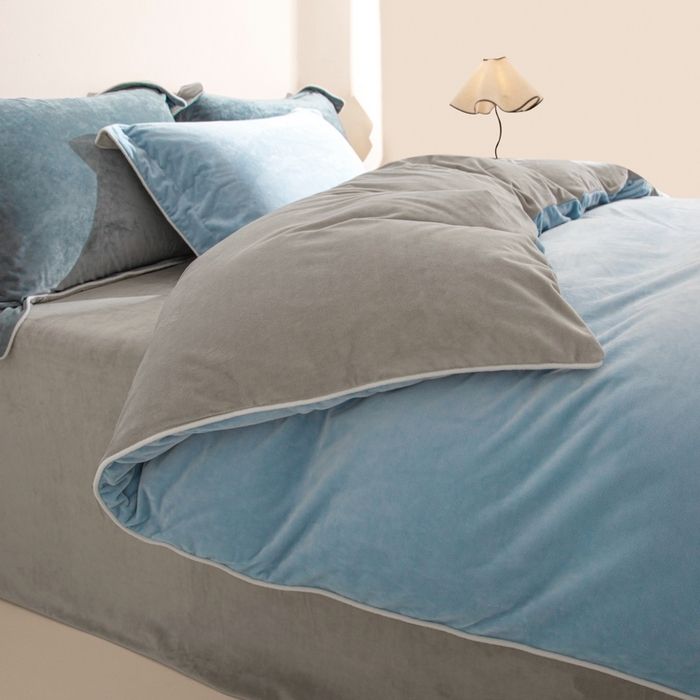 91家纺网 家纺一手货源 找家纺 ONE TWO ONE 121 新品【婴儿绒四件套】2025毛毯被子四件套单件床单被套床笠珊瑚绒牛奶绒冬被法兰绒兔毛绒 浅蓝-银灰