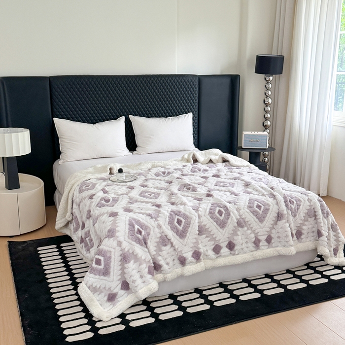 91家纺网 家纺一手货源 找家纺 梵克保罗 2025新款轻奢阳离子提花镂空塔芙绒羊羔绒保暖午睡双层毛毯办公室盖毯 浅紫