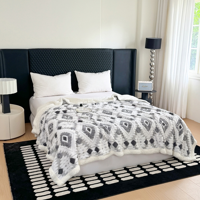 91家纺网 家纺一手货源 找家纺 梵克保罗 2025新款轻奢阳离子提花镂空塔芙绒羊羔绒保暖午睡双层毛毯办公室盖毯 灰色