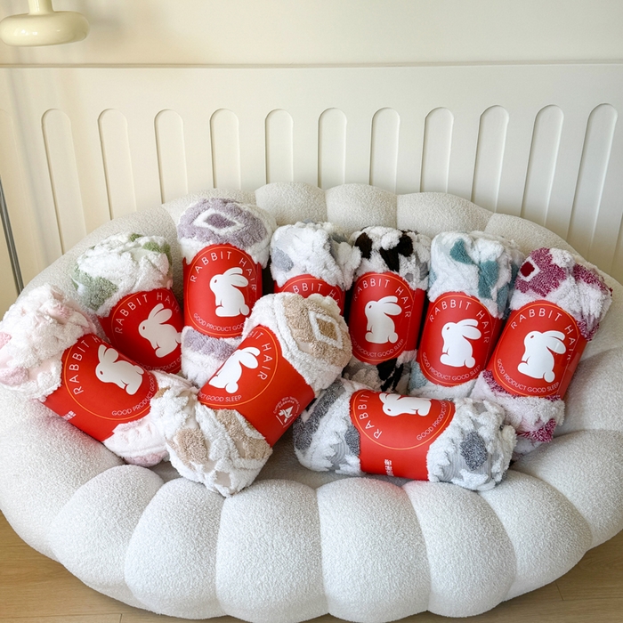 91家纺网 家纺一手货源 找家纺 梵克保罗 2025新款轻奢阳离子提花镂空塔芙绒羊羔绒保暖午睡双层毛毯办公室盖毯 组合图