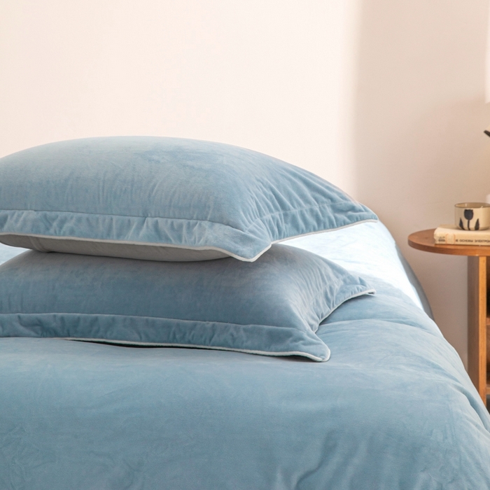 91家纺网 家纺一手货源 找家纺 ONE TWO ONE 121 新品【婴儿绒四件套】2025毛毯被子四件套单件床单被套床笠珊瑚绒牛奶绒冬被法兰绒兔毛绒 浅蓝-银灰