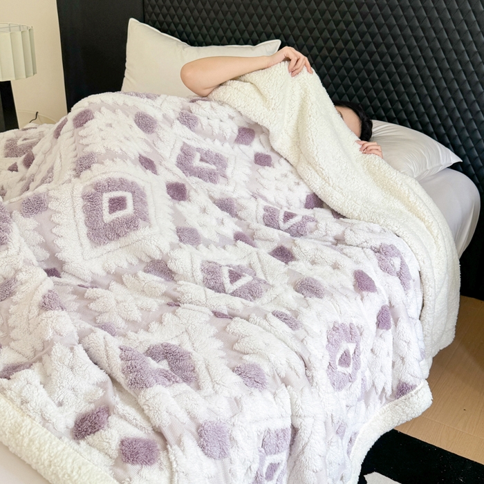 91家纺网 家纺一手货源 找家纺 梵克保罗 2025新款轻奢阳离子提花镂空塔芙绒羊羔绒保暖午睡双层毛毯办公室盖毯 浅紫