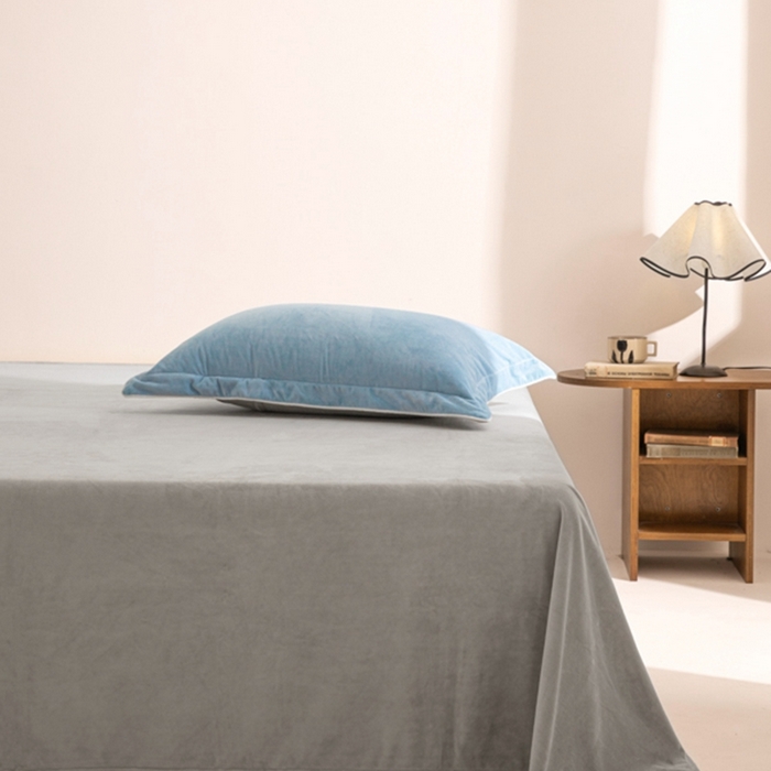 91家纺网 家纺一手货源 找家纺 ONE TWO ONE 121 新品【婴儿绒四件套】2025毛毯被子四件套单件床单被套床笠珊瑚绒牛奶绒冬被法兰绒兔毛绒 浅蓝-银灰