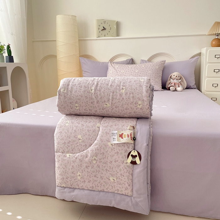 91家纺网 家纺一手货源 找家纺 梵克保罗 2025新款全棉夏被碎花卡通小清新简约纯棉夏凉被夏被四件套三件套 紫色小兔