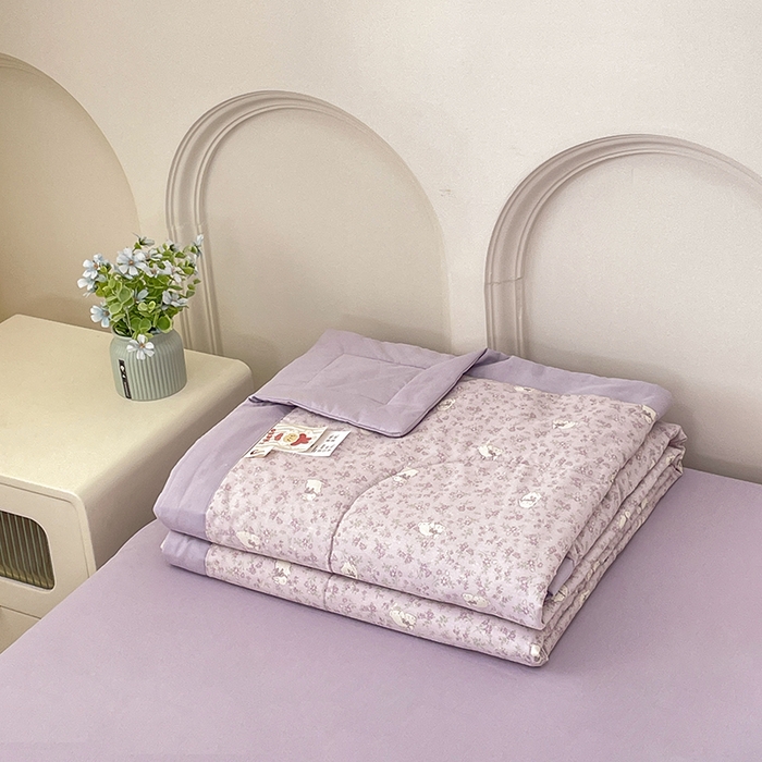 91家纺网 家纺一手货源 找家纺 梵克保罗 2025新款全棉夏被碎花卡通小清新简约纯棉夏凉被夏被四件套三件套 紫色小兔