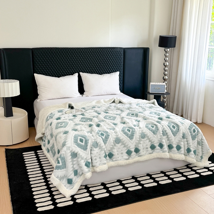 91家纺网 家纺一手货源 找家纺 梵克保罗 2025新款轻奢阳离子提花镂空塔芙绒羊羔绒保暖午睡双层毛毯办公室盖毯 蓝色