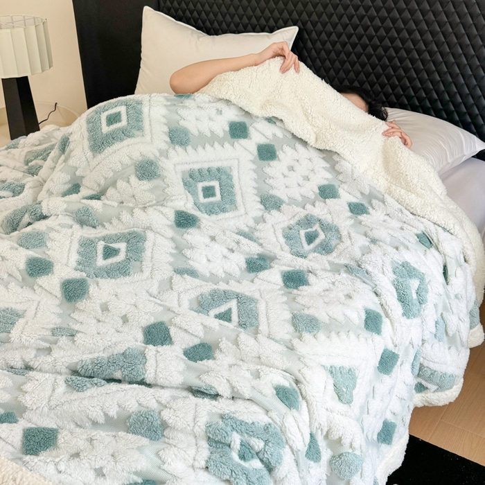 91家纺网 家纺一手货源 找家纺 梵克保罗 2025新款轻奢阳离子提花镂空塔芙绒羊羔绒保暖午睡双层毛毯办公室盖毯 蓝色