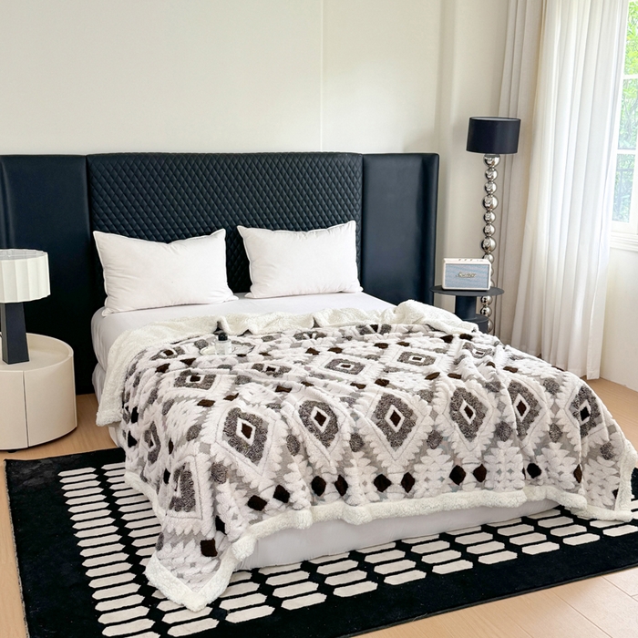 91家纺网 家纺一手货源 找家纺 梵克保罗 2025新款轻奢阳离子提花镂空塔芙绒羊羔绒保暖午睡双层毛毯办公室盖毯 深咖