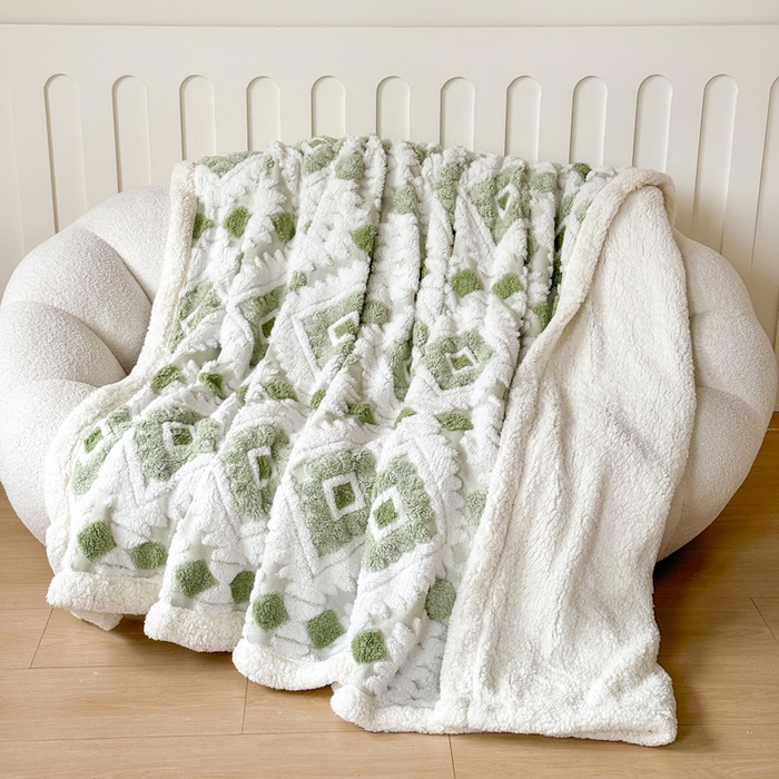 91家纺网 家纺一手货源 找家纺 梵克保罗 2025新款轻奢阳离子提花镂空塔芙绒羊羔绒保暖午睡双层毛毯办公室盖毯 浅绿