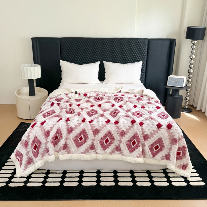 91家纺网 家纺一手货源 找家纺 梵克保罗 2025新款轻奢阳离子提花镂空塔芙绒羊羔绒保暖午睡双层毛毯办公室盖毯 玫红