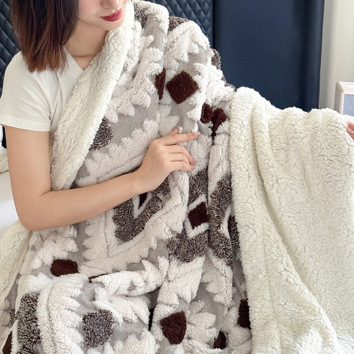 91家纺网 家纺一手货源 找家纺 梵克保罗 2025新款轻奢阳离子提花镂空塔芙绒羊羔绒保暖午睡双层毛毯办公室盖毯 深咖