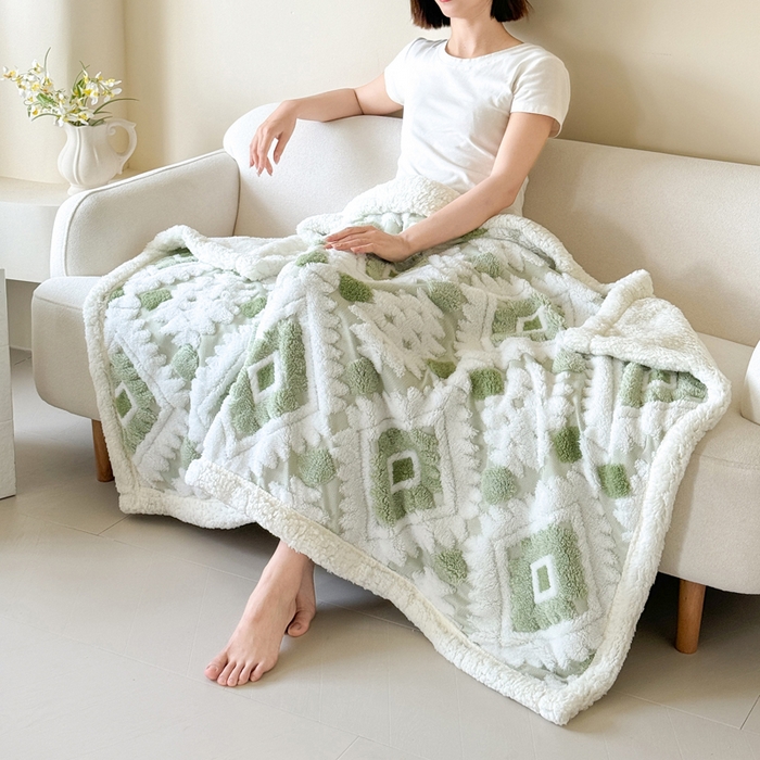 91家纺网 家纺一手货源 找家纺 梵克保罗 2025新款轻奢阳离子提花镂空塔芙绒羊羔绒保暖午睡双层毛毯办公室盖毯 浅绿