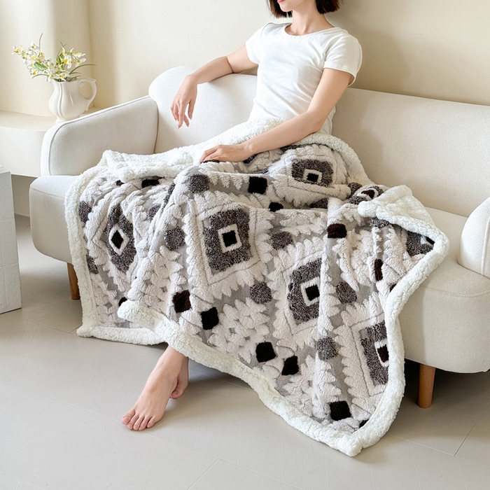 91家纺网 家纺一手货源 找家纺 梵克保罗 2025新款轻奢阳离子提花镂空塔芙绒羊羔绒保暖午睡双层毛毯办公室盖毯 深咖