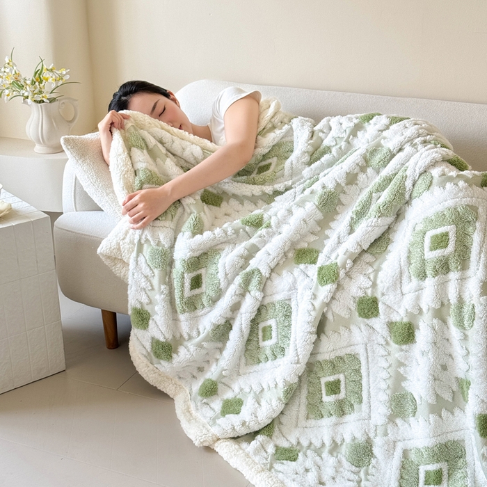 91家纺网 家纺一手货源 找家纺 梵克保罗 2025新款轻奢阳离子提花镂空塔芙绒羊羔绒保暖午睡双层毛毯办公室盖毯 浅绿