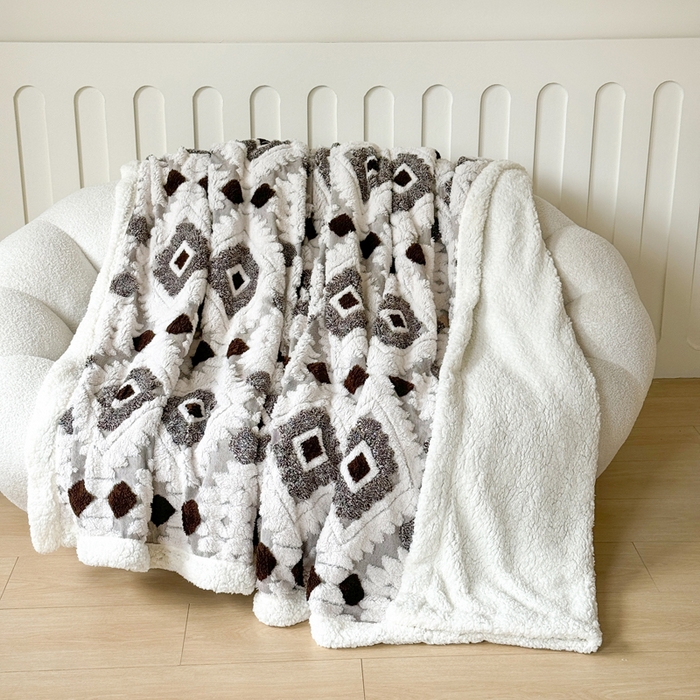 91家纺网 家纺一手货源 找家纺 梵克保罗 2025新款轻奢阳离子提花镂空塔芙绒羊羔绒保暖午睡双层毛毯办公室盖毯 深咖