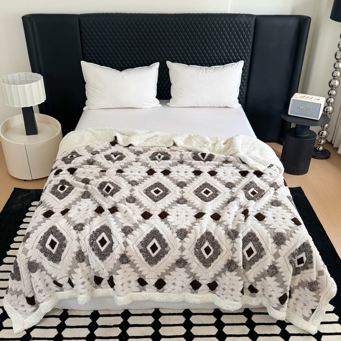 91家纺网 家纺一手货源 找家纺 梵克保罗 2025新款轻奢阳离子提花镂空塔芙绒羊羔绒保暖午睡双层毛毯办公室盖毯 深咖