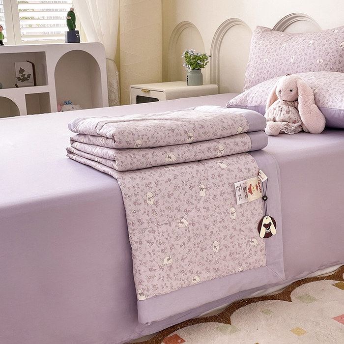 91家纺网 家纺一手货源 找家纺 梵克保罗 2025新款全棉夏被碎花卡通小清新简约纯棉夏凉被夏被四件套三件套 紫色小兔