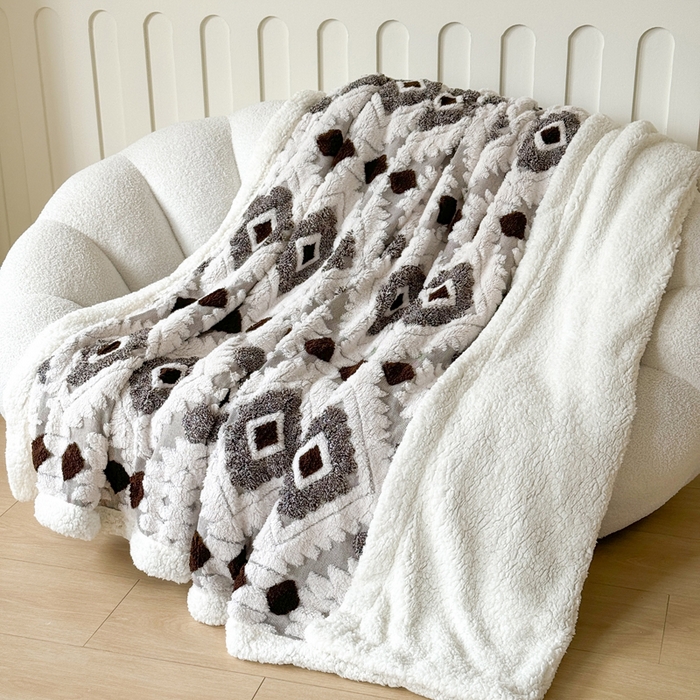 91家纺网 家纺一手货源 找家纺 梵克保罗 2025新款轻奢阳离子提花镂空塔芙绒羊羔绒保暖午睡双层毛毯办公室盖毯 深咖