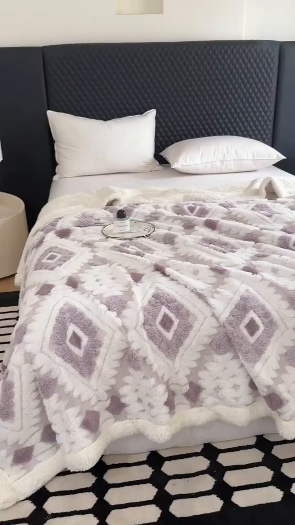 91家纺网 家纺一手货源 找家纺 梵克保罗 2025新款轻奢阳离子提花镂空塔芙绒羊羔绒保暖午睡双层毛毯办公室盖毯 浅紫