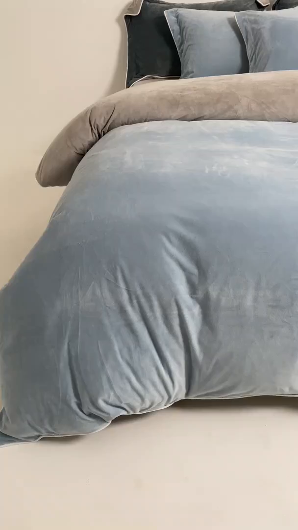 91家纺网 家纺一手货源 找家纺 ONE TWO ONE 121 新品【婴儿绒四件套】2025毛毯被子四件套单件床单被套床笠珊瑚绒牛奶绒冬被法兰绒兔毛绒 浅蓝-银灰