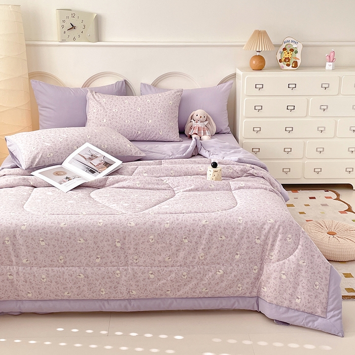 91家纺网 家纺一手货源 找家纺 梵克保罗 2025新款全棉夏被碎花卡通小清新简约纯棉夏凉被夏被四件套三件套 紫色小兔