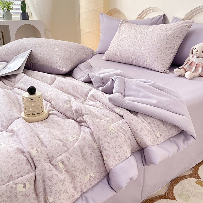 91家纺网 家纺一手货源 找家纺 梵克保罗 2025新款全棉夏被碎花卡通小清新简约纯棉夏凉被夏被四件套三件套 紫色小兔