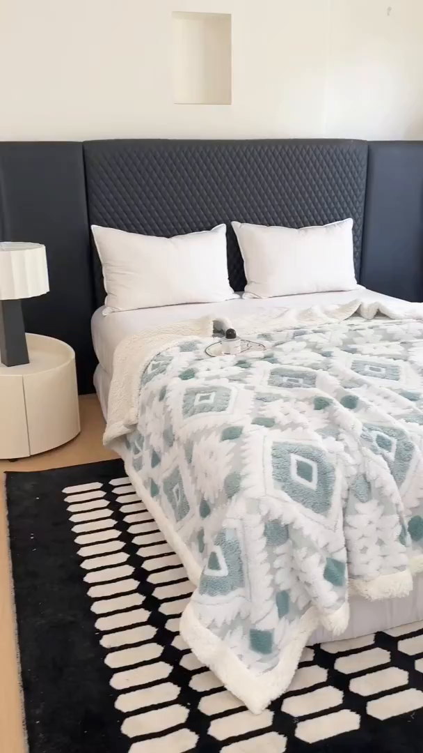 91家纺网 家纺一手货源 找家纺 梵克保罗 2025新款轻奢阳离子提花镂空塔芙绒羊羔绒保暖午睡双层毛毯办公室盖毯 蓝色