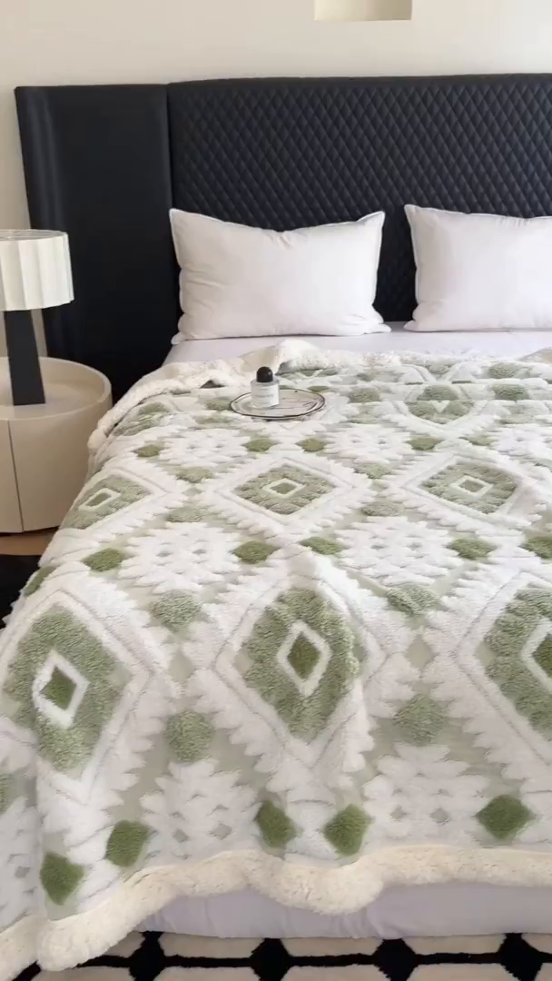 91家纺网 家纺一手货源 找家纺 梵克保罗 2025新款轻奢阳离子提花镂空塔芙绒羊羔绒保暖午睡双层毛毯办公室盖毯 浅绿