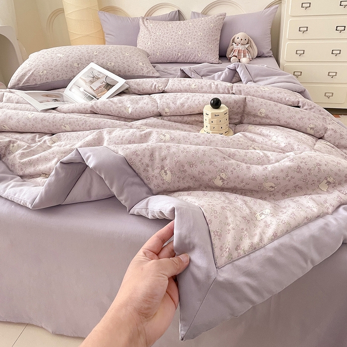 91家纺网 家纺一手货源 找家纺 梵克保罗 2025新款全棉夏被碎花卡通小清新简约纯棉夏凉被夏被四件套三件套 紫色小兔