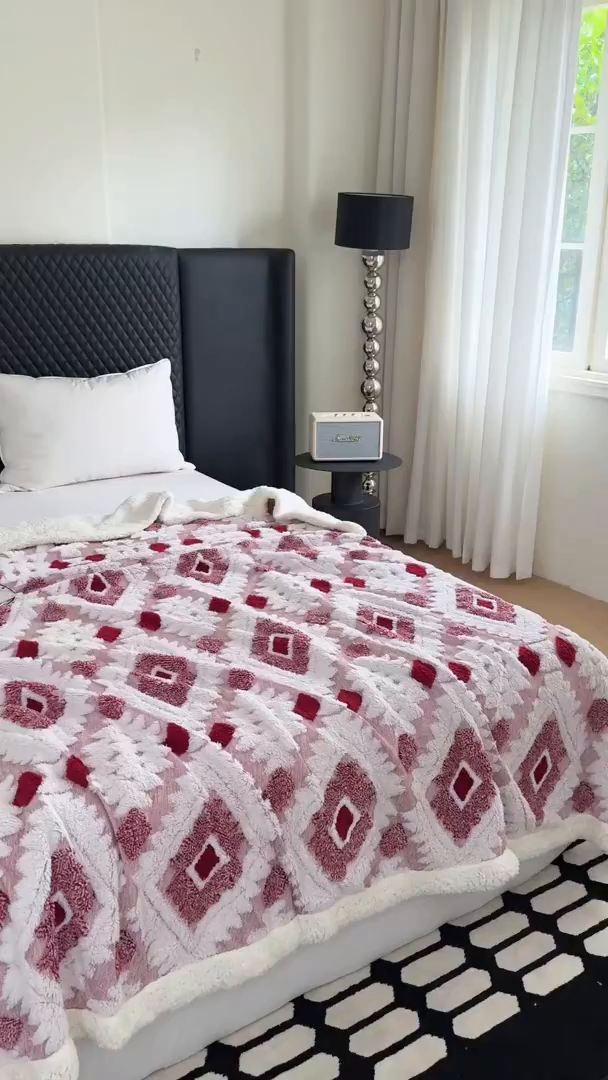 91家纺网 家纺一手货源 找家纺 梵克保罗 2025新款轻奢阳离子提花镂空塔芙绒羊羔绒保暖午睡双层毛毯办公室盖毯 玫红