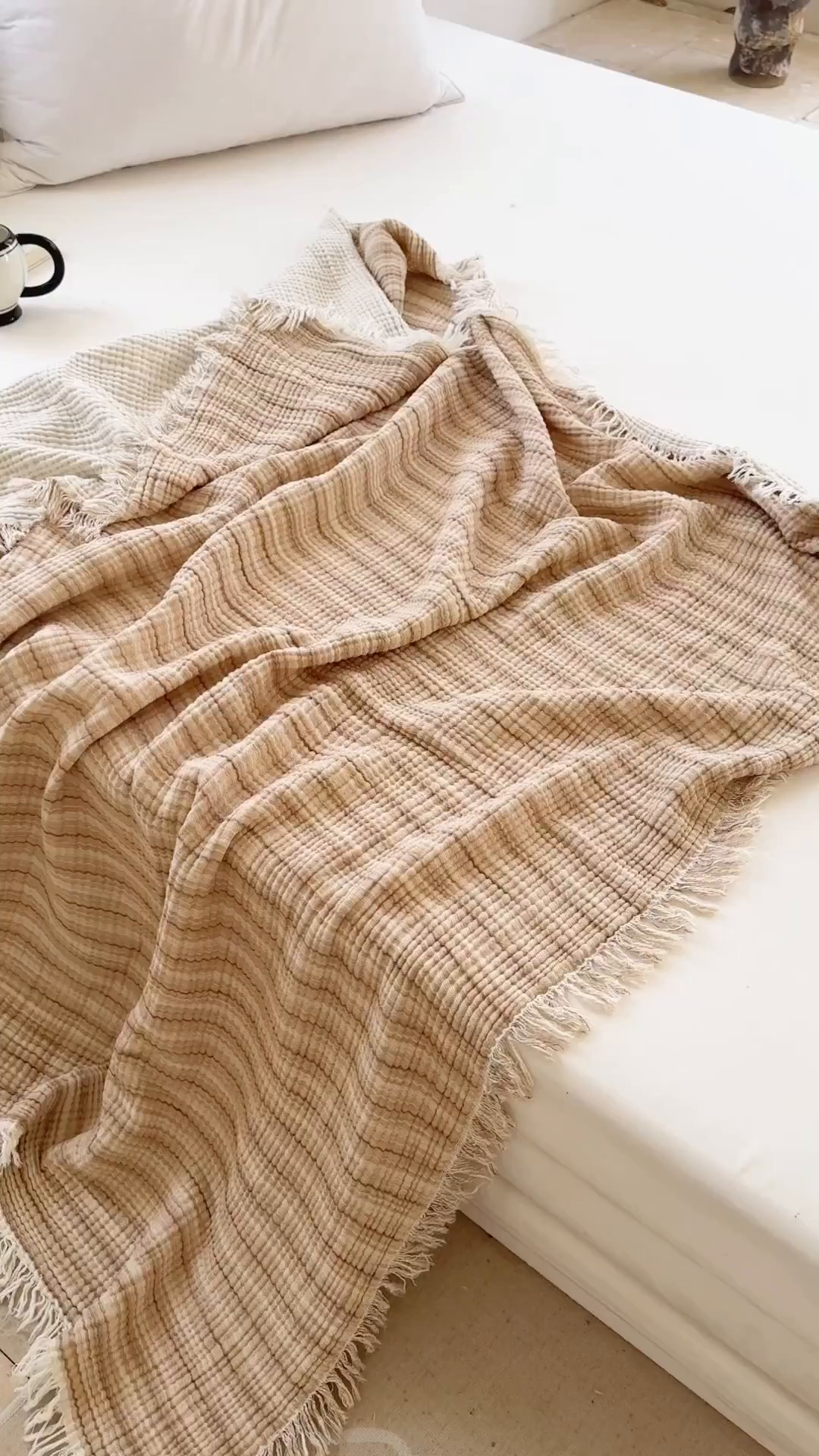 91家纺网 家纺一手货源 找家纺 梵克保罗 2025新款双层纱流苏全棉纯棉毯纯棉流苏款盖毯毯子夏被夏凉被空调被 条纹驼