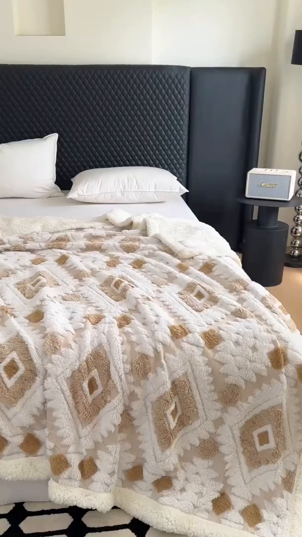 91家纺网 家纺一手货源 找家纺 梵克保罗 2025新款轻奢阳离子提花镂空塔芙绒羊羔绒保暖午睡双层毛毯办公室盖毯 驼色