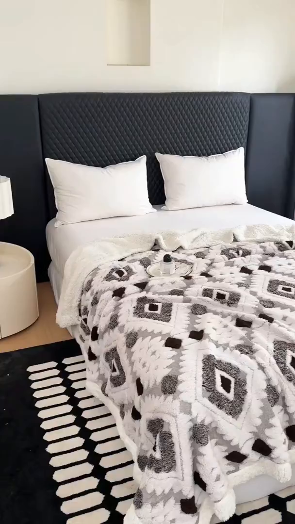 91家纺网 家纺一手货源 找家纺 梵克保罗 2025新款轻奢阳离子提花镂空塔芙绒羊羔绒保暖午睡双层毛毯办公室盖毯 深咖