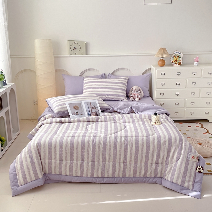 91家纺网 家纺一手货源 找家纺 梵克保罗 2025新款全棉夏被碎花卡通小清新简约纯棉夏凉被夏被四件套三件套 紫朱华