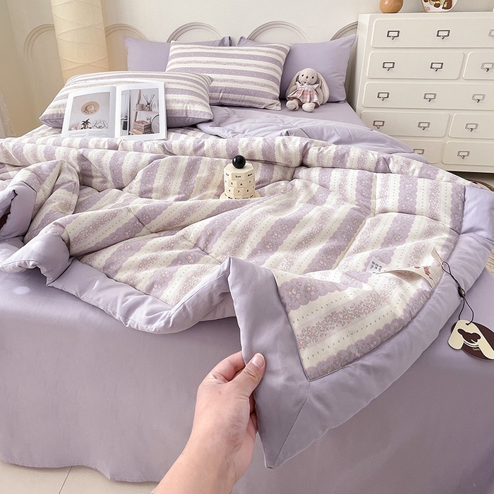 91家纺网 家纺一手货源 找家纺 梵克保罗 2025新款全棉夏被碎花卡通小清新简约纯棉夏凉被夏被四件套三件套 紫朱华