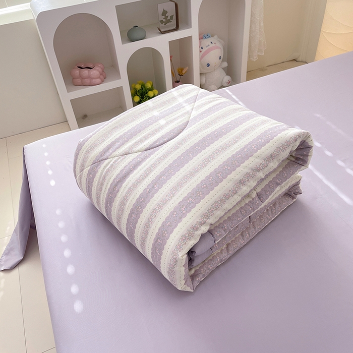 91家纺网 家纺一手货源 找家纺 梵克保罗 2025新款全棉夏被碎花卡通小清新简约纯棉夏凉被夏被四件套三件套 紫朱华