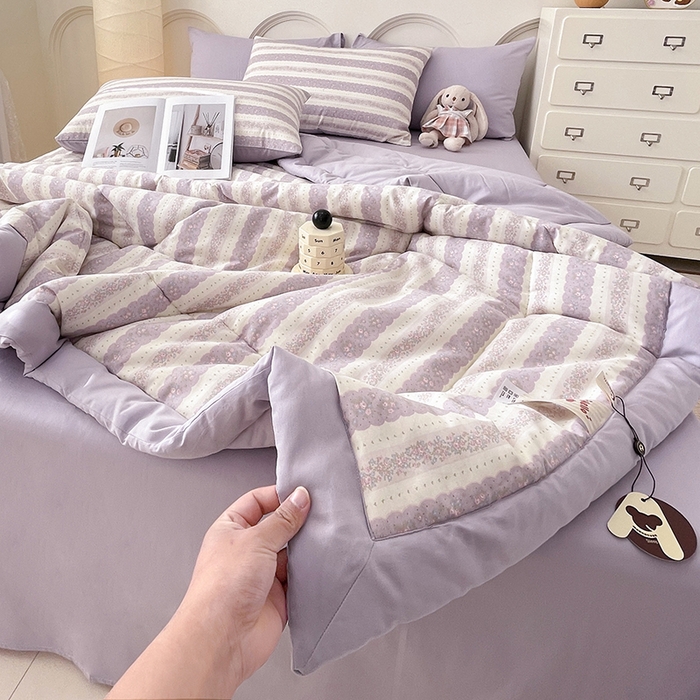 91家纺网 家纺一手货源 找家纺 梵克保罗 2025新款全棉夏被碎花卡通小清新简约纯棉夏凉被夏被四件套三件套 紫朱华