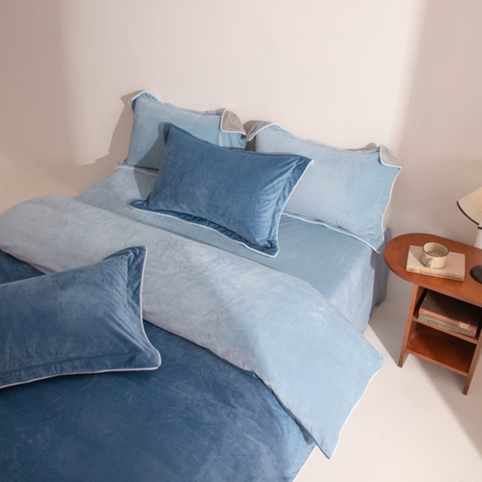 91家纺网 家纺一手货源 找家纺 ONE TWO ONE 121 新品【婴儿绒四件套】2025毛毯被子四件套单件床单被套床笠珊瑚绒牛奶绒冬被法兰绒兔毛绒 雾兰-浅蓝