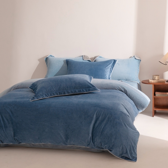 91家纺网 家纺一手货源 找家纺 ONE TWO ONE 121 新品【婴儿绒四件套】2025毛毯被子四件套单件床单被套床笠珊瑚绒牛奶绒冬被法兰绒兔毛绒 雾兰-浅蓝