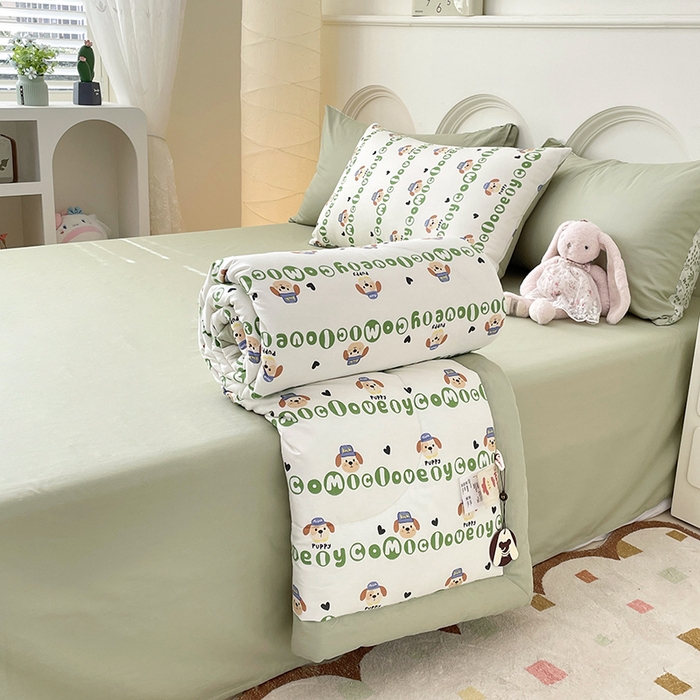 91家纺网 家纺一手货源 找家纺 梵克保罗 2025新款全棉夏被碎花卡通小清新简约纯棉夏凉被夏被四件套三件套 字母狗