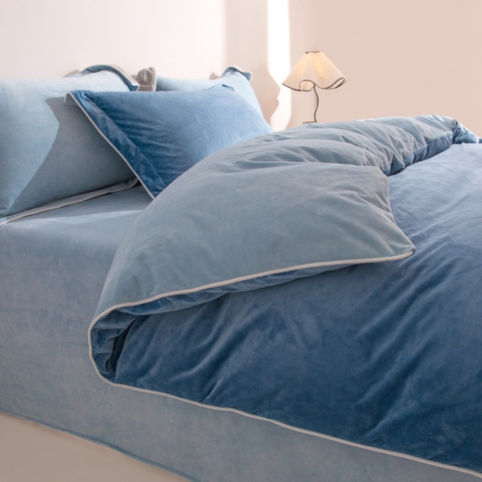 91家纺网 家纺一手货源 找家纺 ONE TWO ONE 121 新品【婴儿绒四件套】2025毛毯被子四件套单件床单被套床笠珊瑚绒牛奶绒冬被法兰绒兔毛绒 雾兰-浅蓝