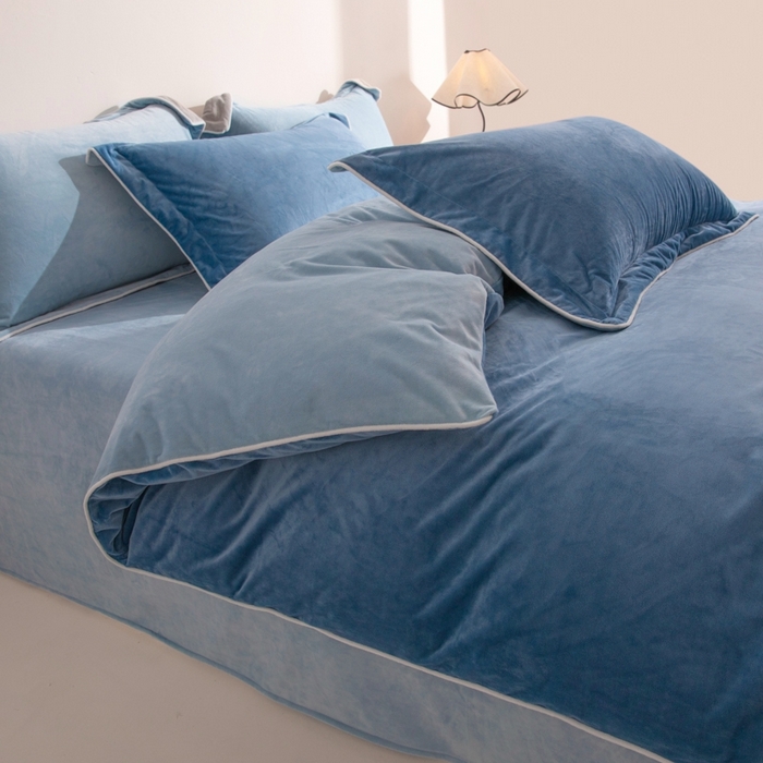 91家纺网 家纺一手货源 找家纺 ONE TWO ONE 121 新品【婴儿绒四件套】2025毛毯被子四件套单件床单被套床笠珊瑚绒牛奶绒冬被法兰绒兔毛绒 雾兰-浅蓝