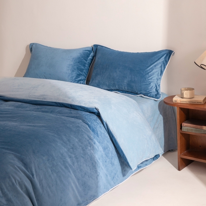 91家纺网 家纺一手货源 找家纺 ONE TWO ONE 121 新品【婴儿绒四件套】2025毛毯被子四件套单件床单被套床笠珊瑚绒牛奶绒冬被法兰绒兔毛绒 雾兰-浅蓝