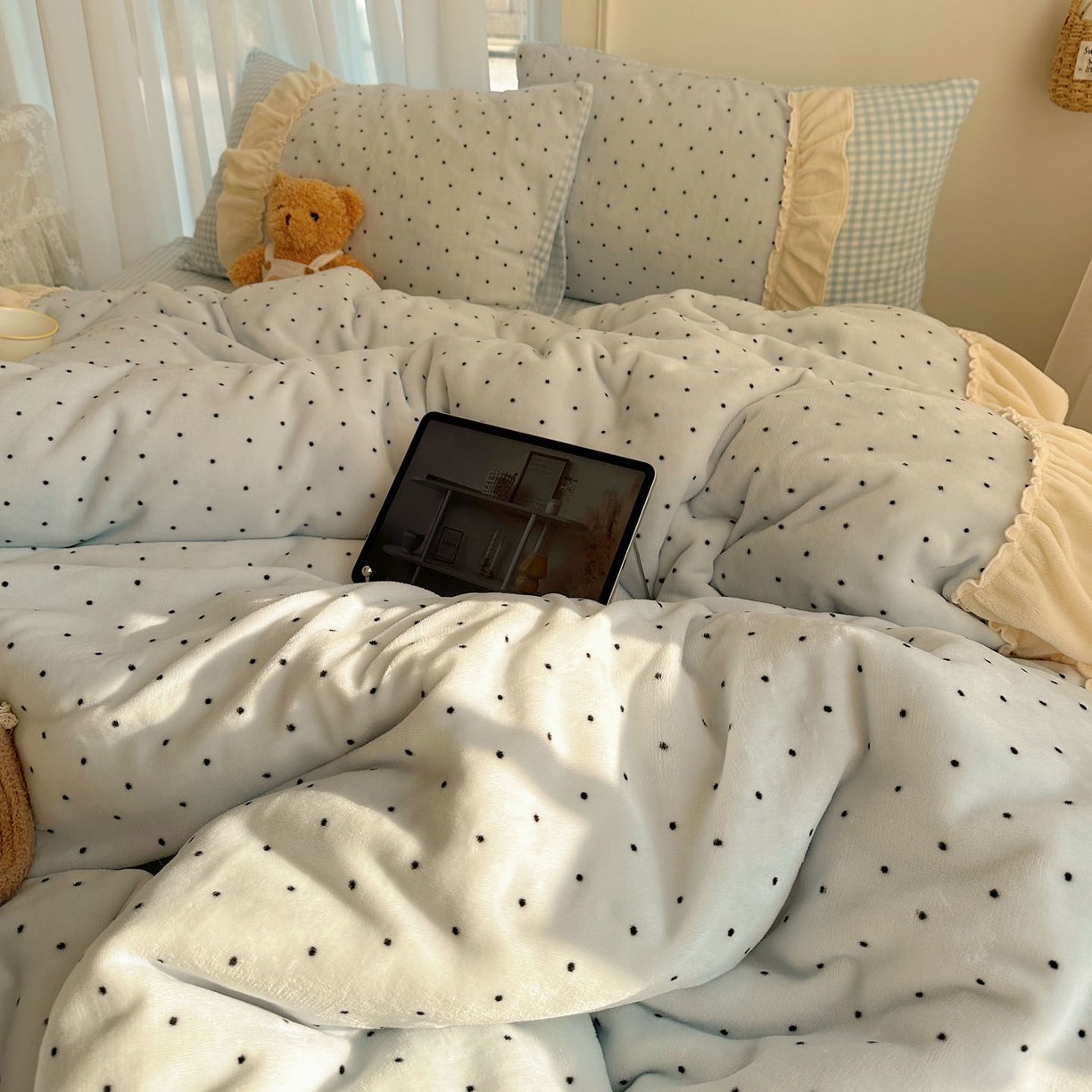 91家纺网 家纺一手货源 找家纺 （总）瑞莱 2025年秋冬新款波点牛奶绒四件套（拼接款）