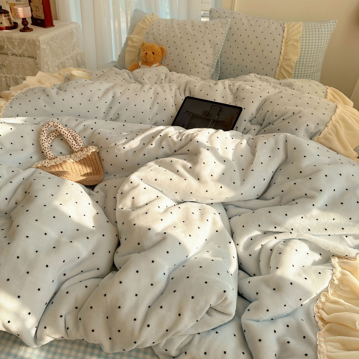 91家纺网 家纺一手货源 找家纺 （总）瑞莱 2025年秋冬新款波点牛奶绒四件套（拼接款）