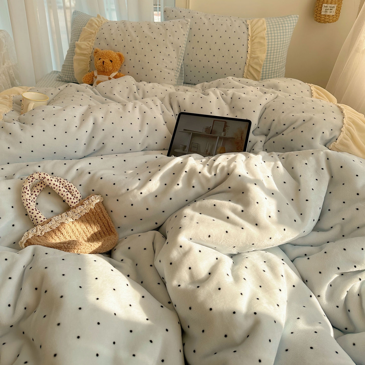91家纺网 家纺一手货源 找家纺 瑞莱 2025年秋冬新款波点牛奶绒四件套（拼接款） 可可-蓝（拼接款）